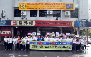 全体领袖与党员在新牌匾挂上后一起合影。