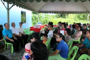 党领袖与居民庆祝新年。