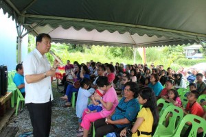 陈超耀向居民们发表讲话。