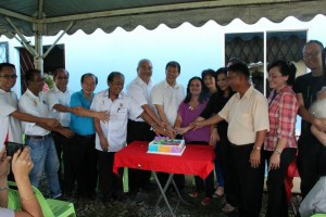 众人一起切蛋糕。