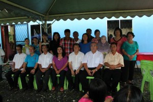 众人一起合影。