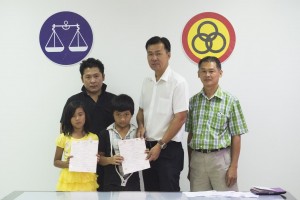 (Photo shows SUPP PCB Chief Cr Wilfred Yap handing over the Birth Certificates to Mr Kho ‘s Children in the presence of Mr Kho and Cr Yeo Eng Kuang)