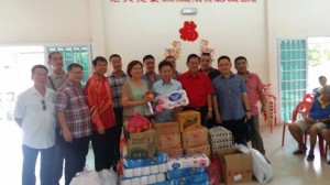 人联党主席沈桂贤移交物资予老人院代表。