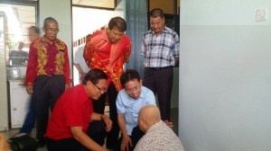 人联党领袖为老人家们献上关怀。