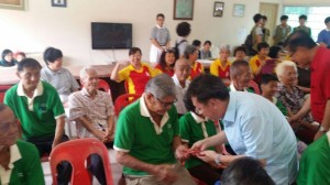 沈桂贤派送红包给予老人家。