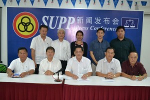 砂人联党新春团拜工委会在会议后合影，前排左起为彭裕庆、中央秘书长陈超耀、筹委会主席陈如飞及陈步南。