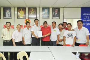 Residents handing over complaint to SUPP Public Complaints Bureau Chief Cr. Wilfred Yap in the presence of SUPP Batu Kawa Branch Chairman, Tan Joo Phoi and Penghulu Lim Eng Huat. 