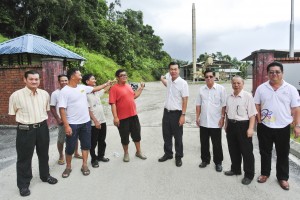 SUPP Public Complaints Bureau Chief Cr. Wilfred Yap together with SUPP Batu Kawa Branch Chairman, Tan Joo Phoi, Penghulu Lim Eng Huat and residents pointing to the premix plant. 