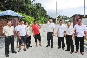 SUPP Public Complaints Bureau Chief Cr. Wilfred Yap together with SUPP Batu Kawa Branch Chairman, Tan Joo Phoi, Penghulu Lim Eng Huat and residents pointing to the premix plant.