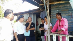 Ting having a  discussion with the Court Officers, Police officers and representatives of the landowner at 2.35pm at the site yesterday.  