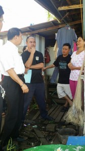 Ting having a  discussion with the Court Officers, Police officers and representatives of the landowner at 2.35pm at the site yesterday.  