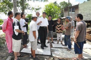 Ting having a  discussion with the Court Officers, Police officers and representatives of the landowner at 2.35pm at the site yesterday.  