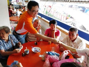 陈开与民众握手交流。