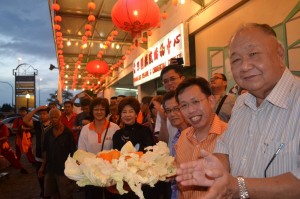 众人展示瑞狮吉祥品。