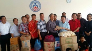 在众人陪同下，沈桂贤移交义款予美里卫理福儿院的代表。 