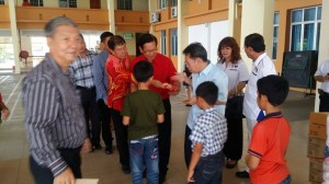 砂人联党领袖分发红包给儿童们，在场包括党主席沈桂贤，秘书长陈超耀及副主席李景胜。