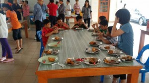 儿童们开心享用美食。