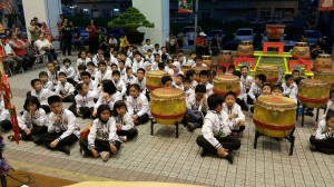 各族小孩一起参与砂南洋武术总会的活动。