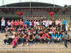 儿童们与朋岭支部妇女组及其他单位代表一起高兴合影。 