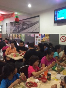 儿童们享用晚餐。