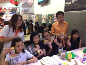 沈桂贤与夫人王淑燕向儿童们献爱心。