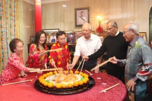 首相纳吉（右三）与沈桂贤（左三）等人一起捞生，右是砂副首长亚弗烈查布、砂首长阿德南、王淑燕和沈林素卿。 