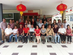 砂民进党马斯加丁区国会议员安东尼诺格（前排左五）及党员、砂人联党石隆门支部主席张伟凌（前排左四）及家人贺年期间，合影留念。