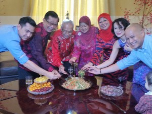 Former TYT Abang Muhammad Salahuddin, Toh Puan Hajjah Dayang Umi, Dato’ Rohani Abdul Karim at Chan’s residence on the first day of the Chinese New Year.