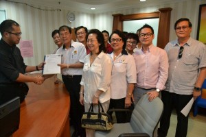人联党秘书长陈超耀移交签名予选举委员会官员。