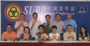 “乙未年2015万民闹元宵”的筹委会成员展示票券时摄。前排左起为节目策划温武胜、委员杨金花、筹委会主席拿汀徐美丽及郑莉薲、秘书沈坚石及宣传许德艺。