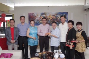 沈桂贤向古晋中董会主席黄良杰伉俪贺节。