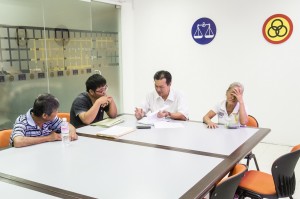 投诉局主任叶耀星向前来询问之民众解说遗嘱问题及相关程序