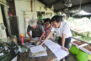 Photo shows SUPP PCB Chief Wilfred Yap listening to the individual concerned in the presence of his wife on the problem he is currently facing