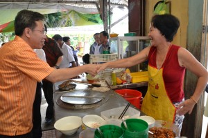 面档的老板娘看到沈桂贤到访，高兴不已。
