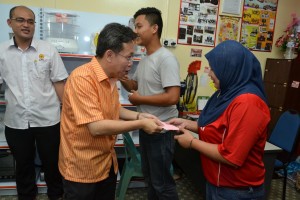 在英吉利里镇经商的马来同胞也感受沈桂贤的热情。