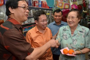 英吉利里商家对于沈桂贤（左二）及法兰西哈登（左一）的到访感到高兴。