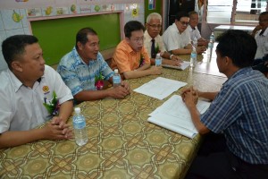 沈桂贤（左三）与英吉利里中华小学校董会交流，左一及左二分别为斯木省华小董联会主席甲必丹郭翼升，该校校董会主席本固鲁柯速荣，左四为校长沈宫辉。