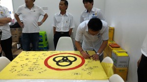 朋领支部秘书符祥威律师在党旗上签下名字代表着对党的支持与祝福。