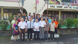 人联党主席沈桂贤（左四）巡视味源港小学后，与校董及老师合影，左二是本固鲁田胜芳，左五是味源港校董会主席林亚德。