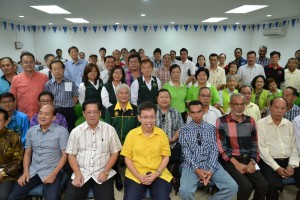 dr sim in yellow shirt in front row with the receipents