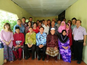 李景胜(右三)在本固鲁阿末拉曼伉俪(右2及右1)私邸贺佳节时，与他的亲友们合摄。左三是拿督陈超耀律师，左二是本固鲁哈志沙末。