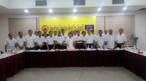 Dr. Sim with his cake. On his right was secretary general, Dato’ Sebastian Ting and CWC members.