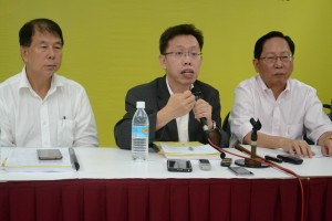 Dr. Sim centre with Dato' Sebastian and Temenggong Datuk Vincent Lau.