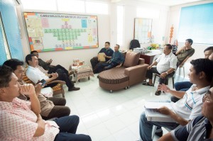 人联公共投诉局主任叶耀星与Encik Sakan（YB拿督斯里旺朱乃迪特别助理）与校长（陈先生），伦乐中华公学董事会成员与人联党丹绒拿督支部成员