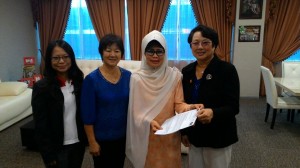 SUPP Pending Branch Women Chairlady Mdm Sim Bee Kim together with SUPP Central Women Chairladay Datin Jennifer Alice Chee Moinie to handover the letter of invitation to YB Datuk Hajah Fatimah Abdullah. 