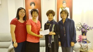 SUPP Pending Branch Women Chairlady Mdm Simm Bee Kim handover the letter of invitation to Datin Seri Then Lau Fah and Datuk Sylvia Chai from Chai Ching Muk Group.