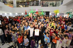 Dr. Sim with the organisers and the participants.