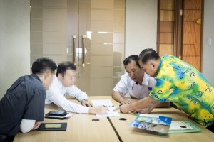 Photo shows SUPP PCB Chief Wilfred Yap together with the Chairman of the Tanjung Datuk Kong Temple Committee at the meeting with representatives of the company.