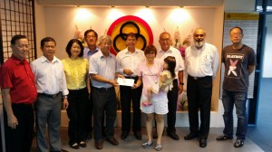 Mr Lee Choon Sen the Chairman of SJK (c) Chung Hua Miri Board of Management presenting a cheque of RM 7050.00 to Mdm Jenny Wee witnessed  by Dato Sebastian Ting, Two Board members , namely Mr Soong Chi Khiong and Mr Lee Khoi Yun and SJK (c) Chung Hua, Miri, Mdm Tan Ai Chu, Principal of the school, Mr Adam Yii, Mr Karambir Singh , Mr Lee Thin Hin and Mr Aries Leong. 