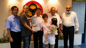 Mr Aries Leong on behalf Mr Robert Lau of Sibu and  two Miri friends  presenting a sum of RM2000 and RM1000 respectively to Mdm Jenny Wee witnessed by Dato Sebastian Ting , Mr Adam Yii,  Mr Lee Thin Hin and Mr Karambir Singh.